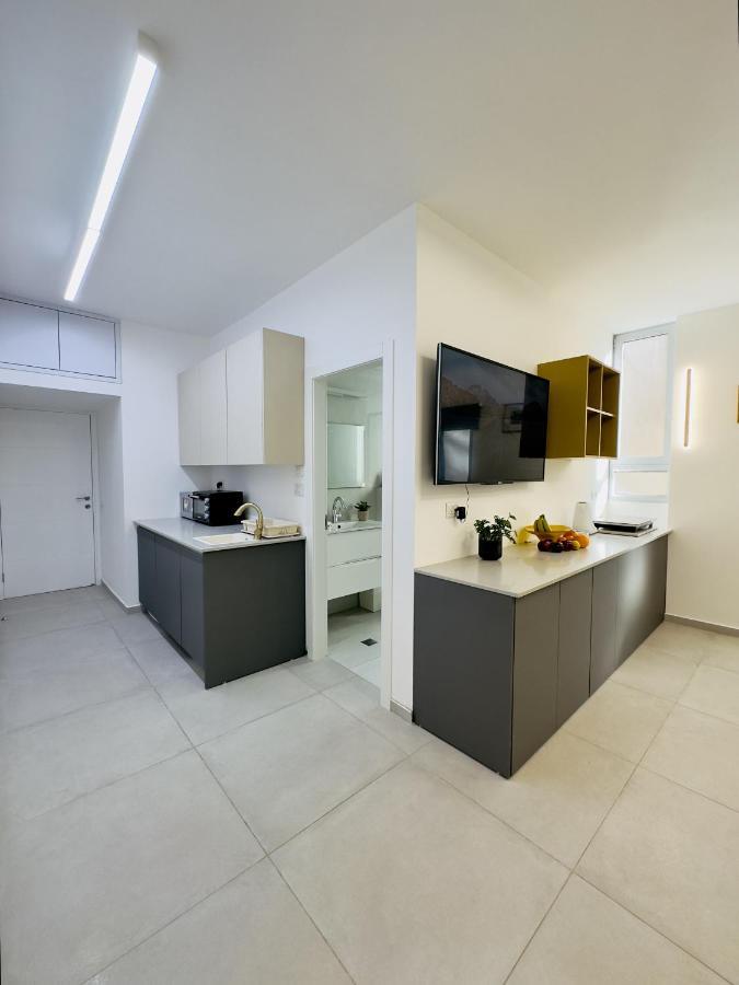 Amazing 2Rooms Apt In Bat Yam - Step By The Beach Екстер'єр фото